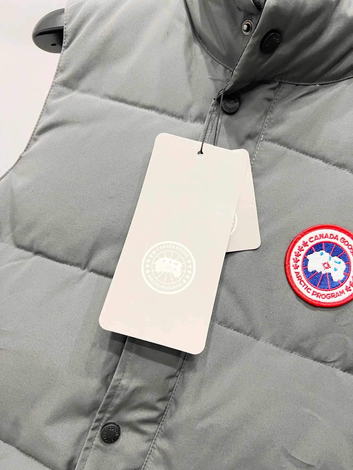 P330 model number: YC28 Canada goose/Canada Goose 4154M Freestyle Crew down vest, using international 50 down, genuine original clothing, pay attention to the version, YKK double zipper, velvet on the back collar, more warm, zippered hidden pocket on the inside, genuine mesh pockets on the inside. If you need to compare with the genuine product, check it out at any time. Accessories are all customized from the original factory. The fabric is molded and customized according to the original version. It can be restored by kneading it at will (fabric interpretation: the harder the fabric, the better the waterproof performance. Only those who buy the latest authentic version this year will notice the softness and comfort of the fabric. Soft fabrics are waterproof and have memory rebound function, which is the authentic fabric). The down is synchronized with genuine white duck down, fluffy and not clumps. The original version of Big Goose is white duck down. It is not the goose down boasted by the world's random copywriting. It can be verified through any official channel. Customized authentic YKK double zipper military-grade copper core zipper puller. High hardness and no jamming. The original smoothness is restored. The workmanship and wiring are all controlled by workers with more than ten years of service. They must be horizontal and vertical. No crookedness. The inner wiring density is more sophisticated. Feel free to compare. Big goose label. Collar label. Washed label. Hangtag. Zipper rope. Pocket label. Collar velvet. Buttons. All details are updated simultaneously with the original version. The best version. A fighter in a world-famous vest. Compare to the entire network. Color: Black White Navy Blue Gray Gray Gray Label Size: S-XXL
